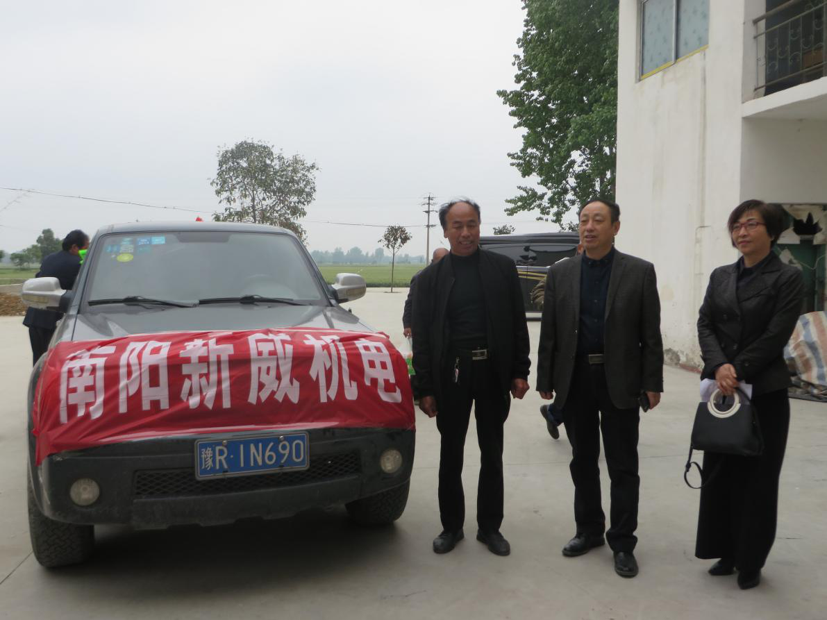 （圖中人物自右向左依次：朱紅云副局長、張國安副總經(jīng)理、華溝村易支書）